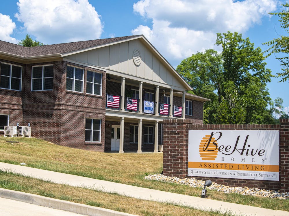 伯明顿BeeHive Homes of Bloomington is a assisted living center，邮编2306 W。布卢明顿BeeHive Homes的老板和经理圣约基·梅塔(St. Jyoki Mehta)说，她在照顾痴呆症患者时遇到的最大问题是帮助他们了解COVID-19大流行的严重性。