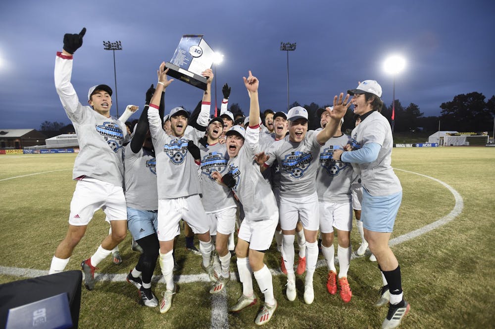 2019年11月17日，在马里兰州的大学公园，印第安纳大学男子足球队在十大锦标赛中击败密歇根州队，庆祝胜利。本周，在Top Drawer soccer的评选中，IU men'的足球排名全国第一。