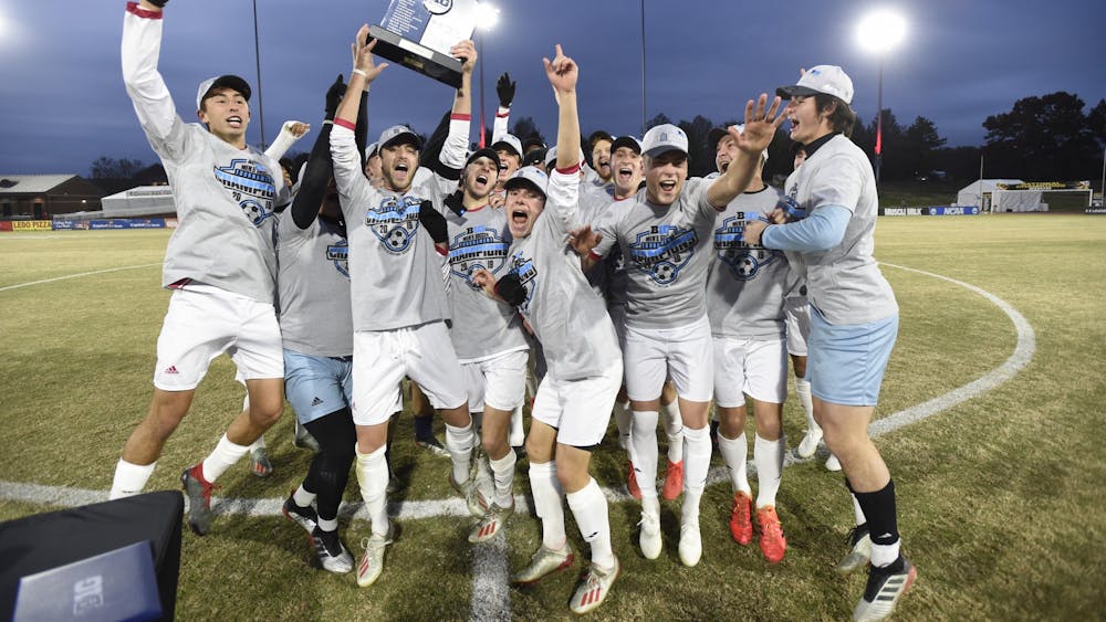 国际大学男子'；2019年11月17日，美国足球队在马里兰州大学公园庆祝其十大锦标赛战胜密歇根州。IU-men'；本周，美国足球队在全国排名第一。