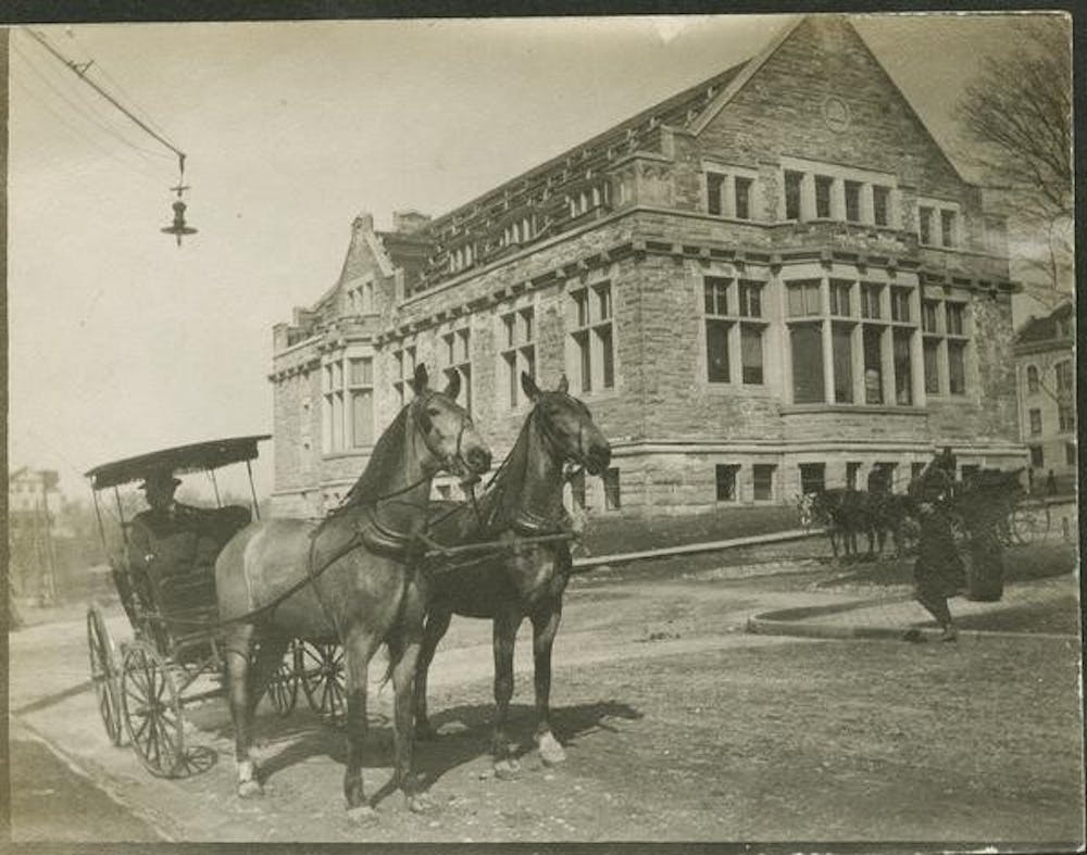 富兰克林大厅是在1907年建筑完工前拍摄的一张照片。国际大学客座地理学教授约翰·贝滕（John Baeten）最近出版了一张20世纪初的布卢明顿互动地图，作为其“重建布卢明顿”项目的一部分。