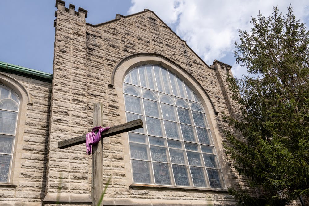 2020年4月7日，布卢明顿第一联合卫理公会教堂矗立着一个十字架。乔·拜登总统是美国历史上第二位天主教总统。
