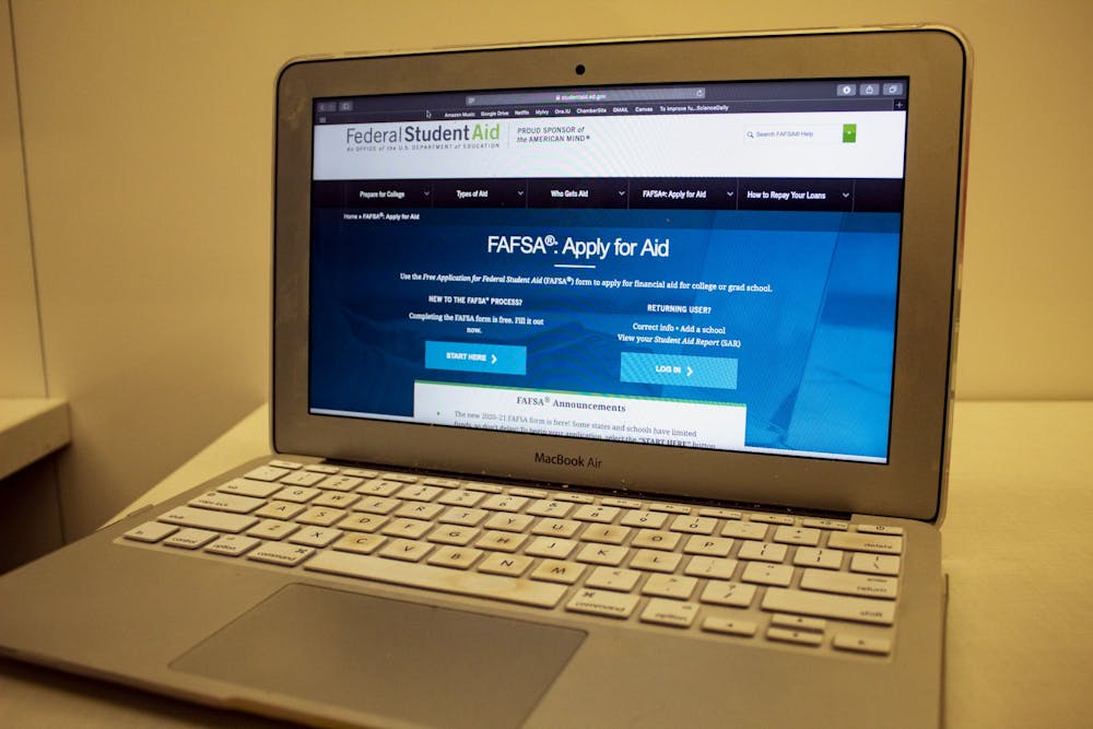 一台电脑显示了联邦学生援助免费申请网站。印第安纳州高等教育委员会延长了提交2020-21年联邦学生援助免费申请的截止日期