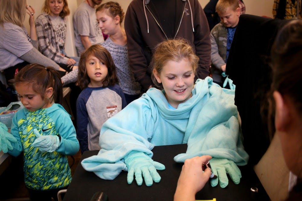 10月27日，在2018年科学节期间，孩子们在富兰克林大厅参加一项实验。该实验试图通过不同的触觉和视觉感觉，让人们认为假手是自己的真手。