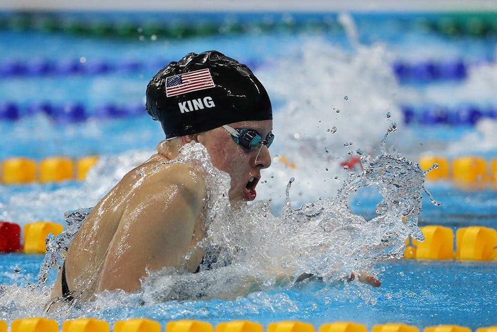 2016年8月8日，在巴西奥林匹克水上体育场，美国游泳运动员Lilly King在女子100米蛙泳比赛中获得金牌。周四，金连续第二个赛季获得年度十大女运动员奖。