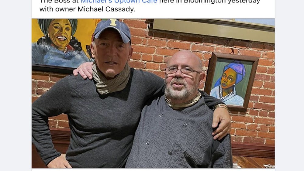 布卢明顿音乐博览会的脸书主页上的一张照片显示了上城咖啡馆的老板迈克尔·卡萨迪和布鲁斯·斯普林斯汀周六的合影。