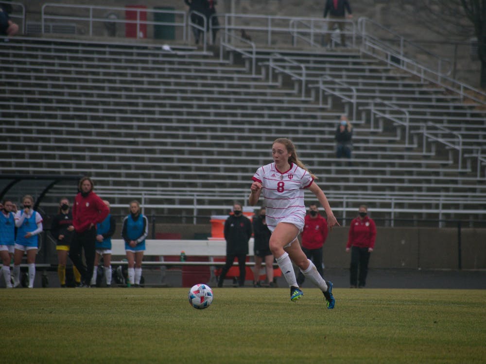 2月28日对阵爱荷华州的比尔阿姆斯特朗体育场，二年级后卫埃弗里·洛克伍德运球。排名第24位的女子足球在周四的比赛中以2-1的比分落到了第13位的宾夕法尼亚州立大学。