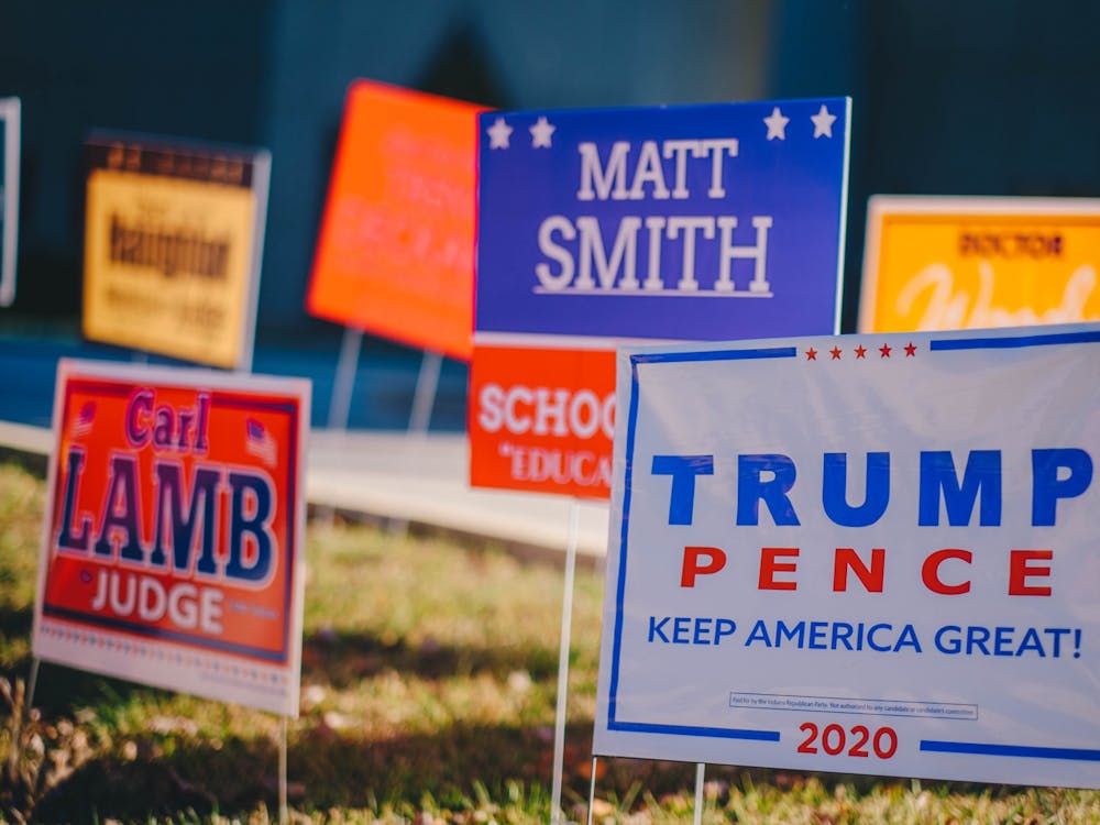 2020年11月3日，路德会教堂外的标语上写着候选人的名字。HOPE是印第安纳州的一个选民外联项目，其目标是在即将到来的选举中增加选民登记。