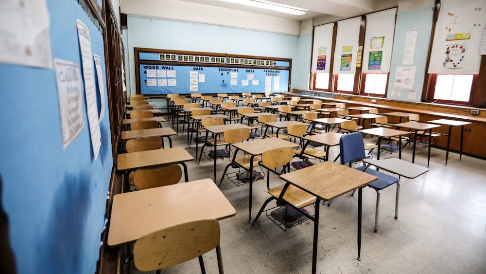 密歇根州底特律一间空荡荡的教室，有桌子。