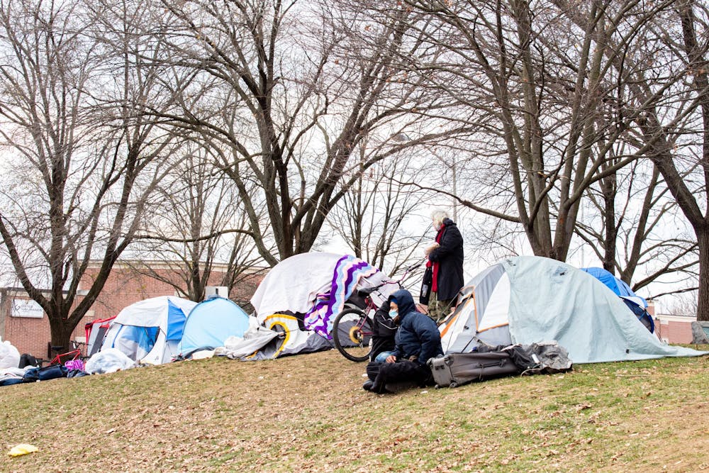 2020年12月8日，在神学院公园。基于成员们压倒性的反馈，大布卢明顿商会反对布卢明顿市议会条例的提议，该条例将扩大对无家可归者营地的保护