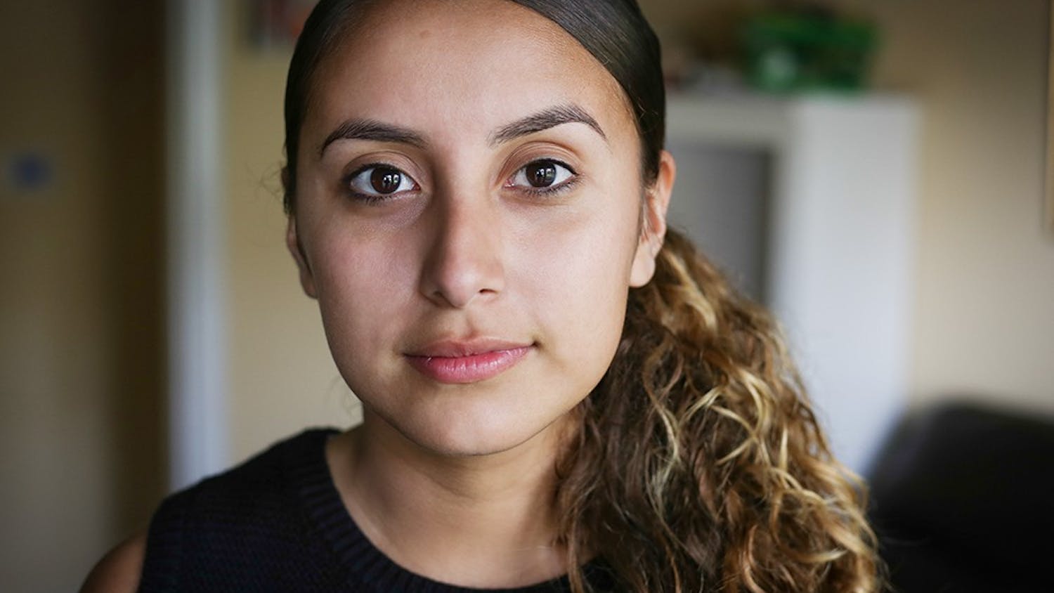 Sandy Rivera, estudiante de tercer año en IUPUI, es original de Matamoros, Tamaulipas, México. Fue traída a los Estados Unidos cuando tenía 4 años. Ahora con 20, ella estaba devastada al escuchar el anuncio del Presidente Trump sobre DACA pero Rivera aun dice que mantiene las esperanzas. “Esto no me va a detener de continuar intentando,” ella dijo. “Estoy utilizando esto como una motivación para intentar más fuerte. Mucha gente piensa que estaremos en las sombras pero no será así. Quiero usar lo que pasa para educar.”