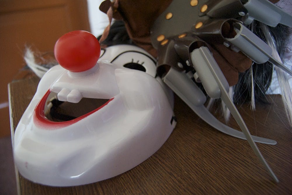 While most department stores sold only children's costumes or a limited amount of adult costumes, street vendors in Santiago catered to people of all ages celebrating Halloween by selling a variety of cheap masks, gadgets and cloaks.