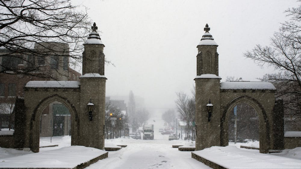 周一，Sample gate附近下起了小雪。周四，印第安纳州中南部发布了冬季天气警报。