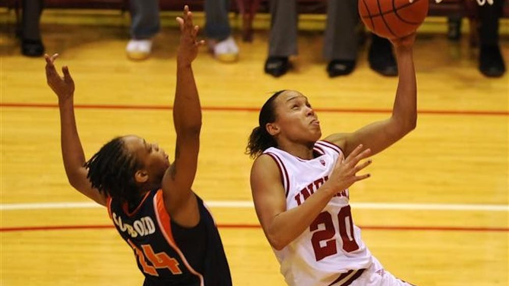 国际篮协后卫惠特妮·琳赛为得分在周四，2010年1月7日，在大会堂NCAA女子篮球比赛。50:48 IU赢得败北。