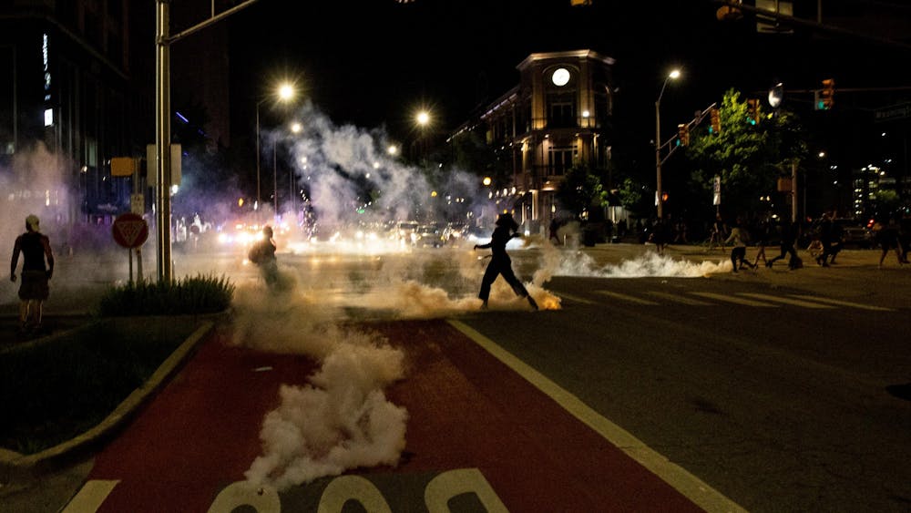 催泪瓦斯﻿5月30日，在印第安纳波利斯的街道上滚动。5月25日，明尼阿波利斯警官德里克·乔文（Derek Chauvin）杀害了乔治·弗洛伊德，警方使用催泪瓦斯驱散了抗议活动。