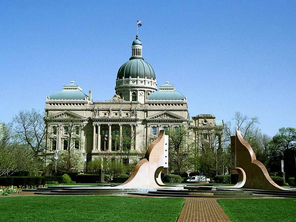 印第安纳州议会大厦位于印第安纳波利斯市中心。印第安纳州大会将于4月29日休会。