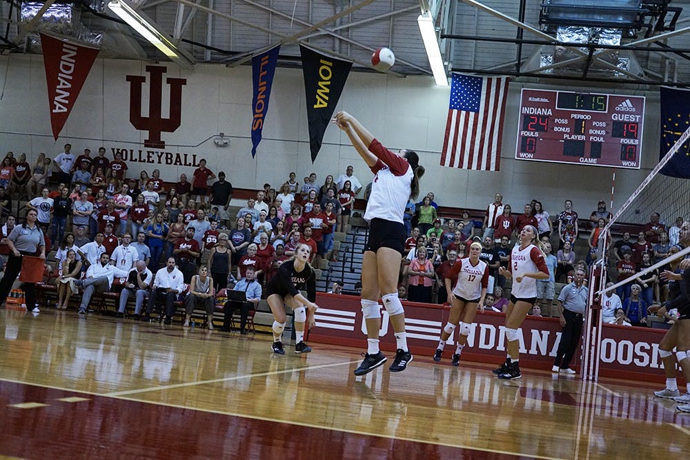 Junior right side hitter Elizabeth Asdell(14)在8月的印第安纳邀请赛上对印第安纳州立大学的比赛中撞球得一分。本周末，印第安人队有两次机会赢得十强比赛，对手是罗格斯大学和排名第一的宾夕法尼亚州立大学。, < / p >