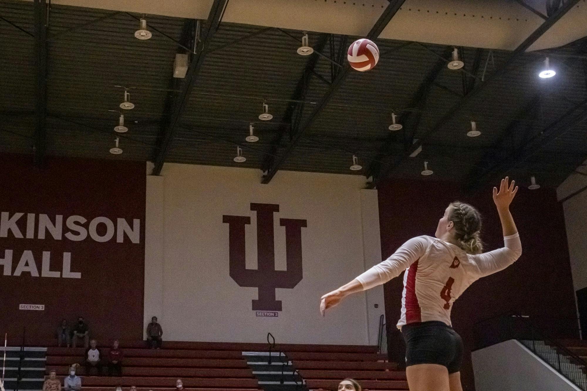 2021年9月24日，在威尔金森大厅，新生外线击球手玛蒂·莎莉斯投球。印第安纳州队以3比0击败了密歇根州立队。