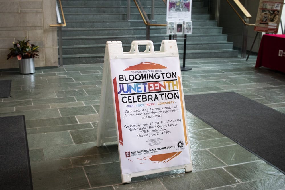 2019年6月19日，尼尔·马歇尔·布莱克文化中心入口处竖立着一块布卢明顿青年节庆祝标志。