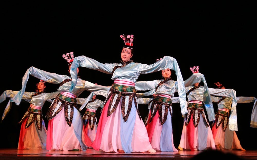IU中国学生学者协会表演塔歌(中国传统民间舞蹈)。