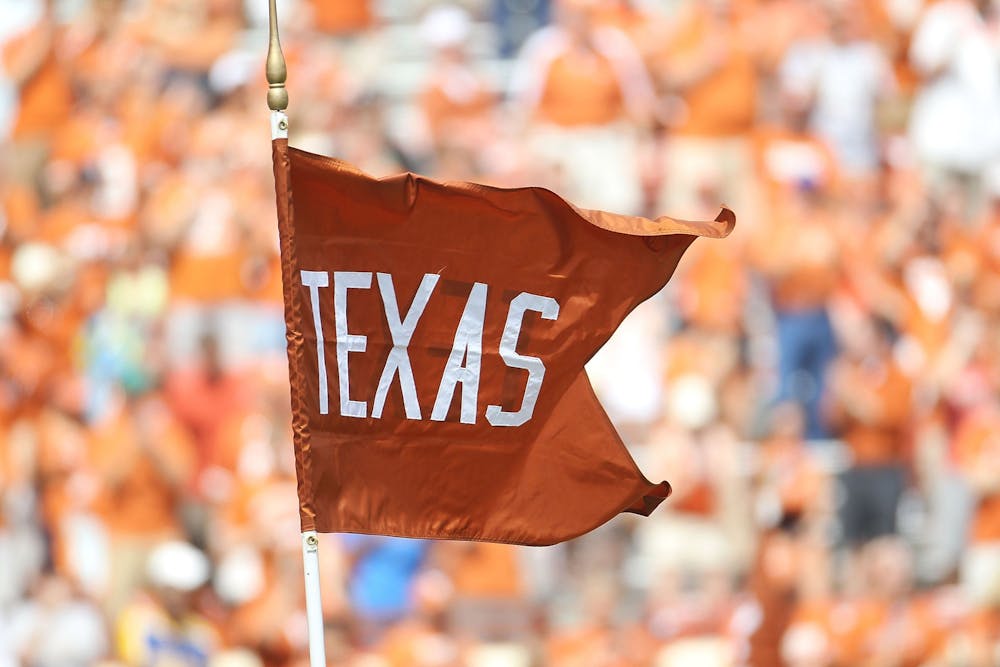 2010年9月25日在德克萨斯州奥斯汀的Darrell K Royal-Texas纪念体育场德克萨斯长角卷曲的旗帜波浪。第二届德克萨斯州和俄克拉荷马大学的增加可能会强迫大十个学校。