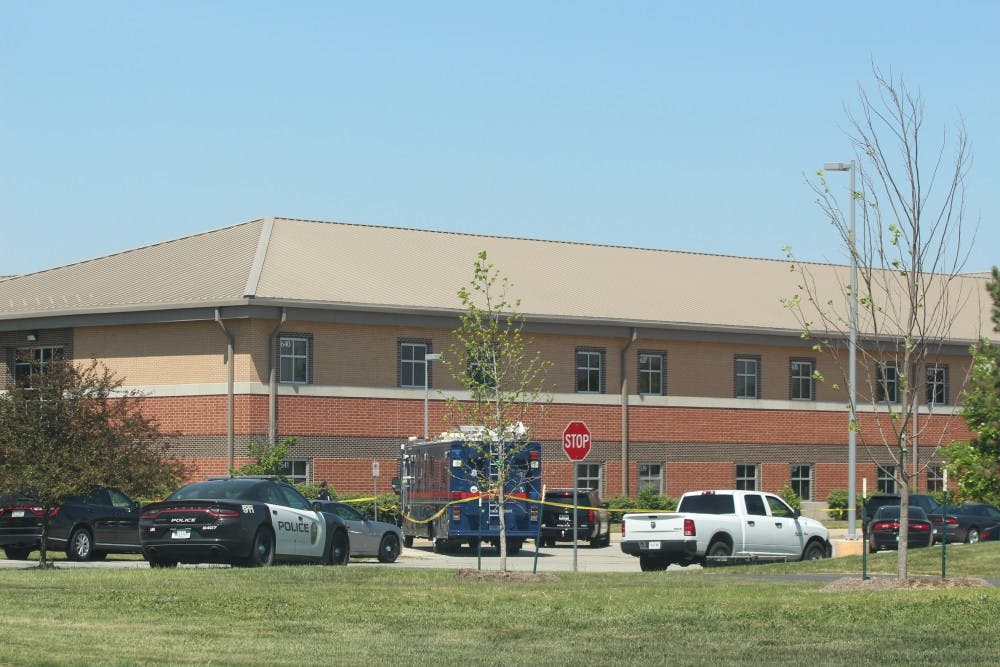 学校射击后的小时，5月25日星期五，黄色磁带线诺尔斯维尔西部中学的场地。受伤学生和学校老师的男性嫌疑人被拘留。