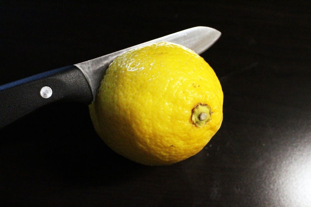 knife-lemon
