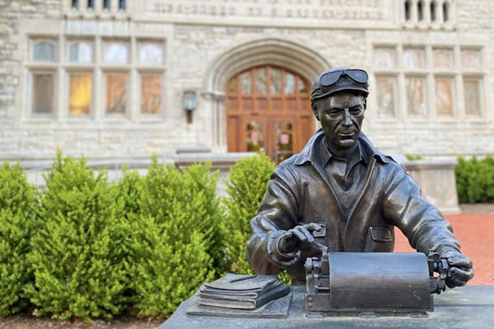印第安纳大学媒体学院富兰克林大厅外的高产记者厄尼·派尔雕像。3月20日，《印第安纳州学生日报》获得了由美联社和大学媒体商业和广告经理年度活动颁发的20个奖项。