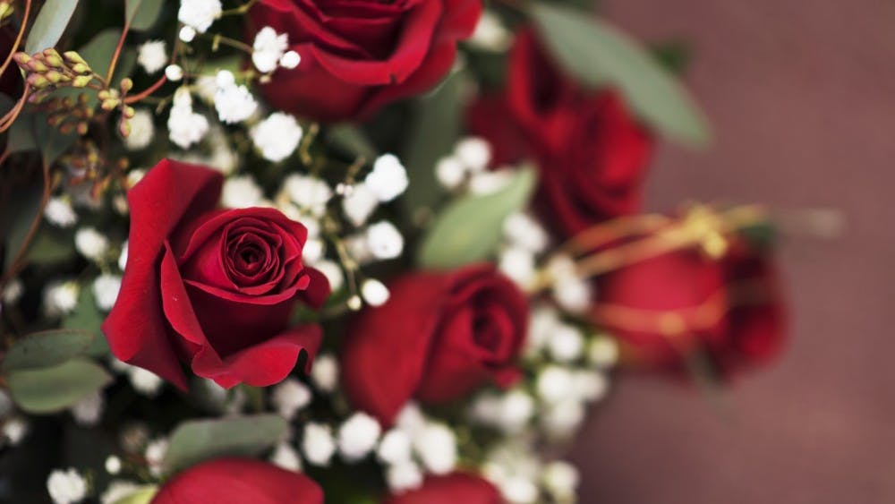 一束玫瑰停在玛丽M的胡桃木房子里，等待送花。这家商店在情人节安排了209次送货。