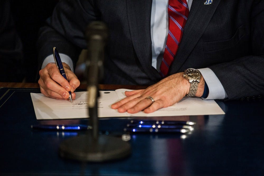 <p> gov。Eric Holcomb在2018年签署了参议院账单1，这在周日合法化酒精销售。Holcomb签署了4月3日的法案，旨在创造仇恨犯罪保护。</ p> <p> </ p>