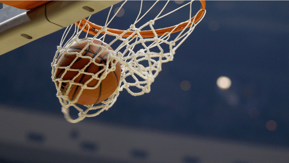 9月29日，星期六，在西蒙·斯克约特（Simon Skjodt）礼堂举行的2018 Hoosier癔症（Hoosier癔症）射击比赛中，一个篮球穿过篮筐。