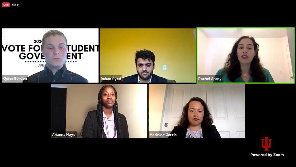 大四学生奎因·戈登和二年级学生鲁汉·赛伊德、雷切尔·阿兰伊、阿里安娜·霍伊和玛德琳·加西亚周二晚上通过Zoom参加了印第安纳大学学生会的辩论。