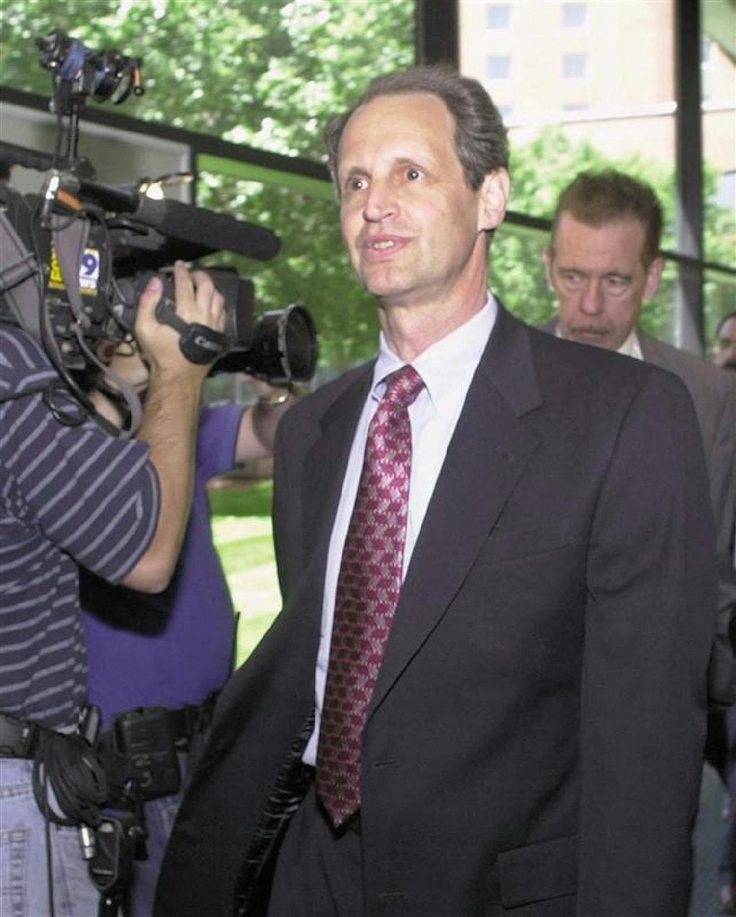 Indiana University trustee Stephen Backer enters a board of trustees meeting in Indianapolis May 14, 2000, to discuss their investigation into basketball coach Bob Knight's behavior.