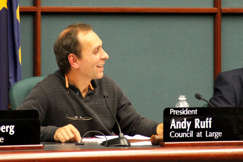2016年11月3日，市议员安迪·拉夫在市政厅主持市议会会议。昨天，拉夫宣布他将竞选印第安纳州第九选区的国会议员。