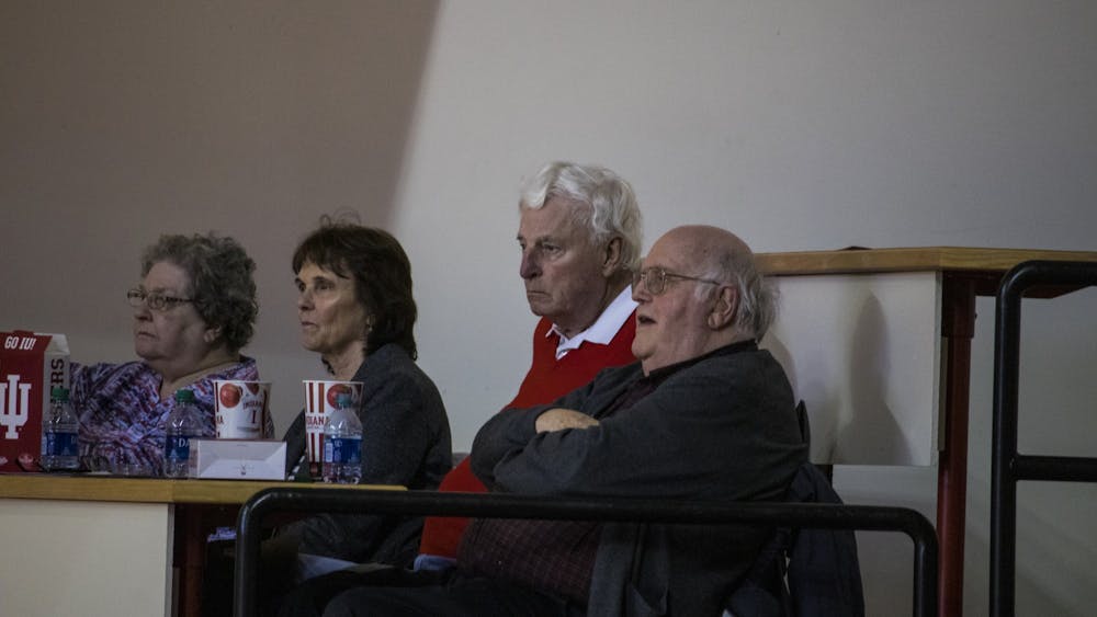 前IU男子篮球主教练鲍勃奈特观看第22 IU女子篮球队2月27日在西蒙Skjodt大会大厅。这是奈特自2000年被解雇以来第二次来到大会堂观看比赛。