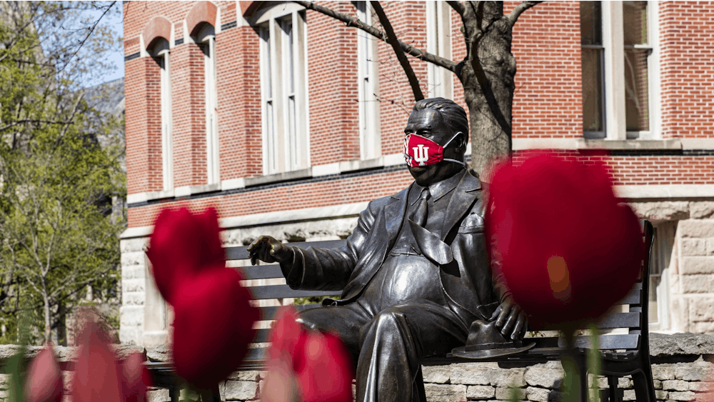 4月20日，在IU的校园里，一个面具遮住了赫尔曼B威尔斯雕像的脸。