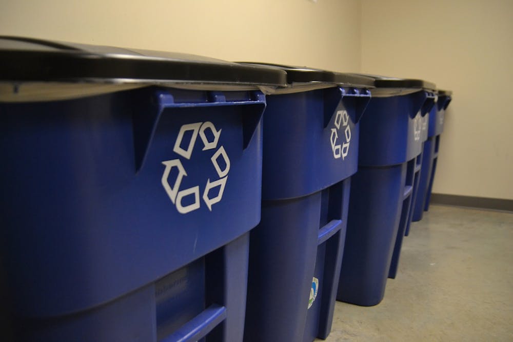 布卢明顿市卫生部门本周暂停了回收工作，原因是员工感染了新冠病毒-19。