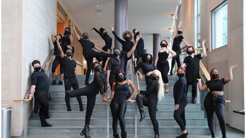 IU非洲裔美国舞蹈团摆姿势拍宣传照。AADC将于周六直播其第47届春季音乐会。