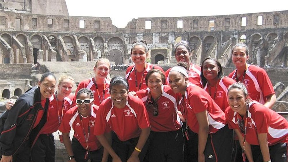 5月16日，在意大利罗马的斗牛场，美国女子篮球队队员摆姿势拍照。这支球队以4-0的战绩结束了为期10天的意大利之旅。