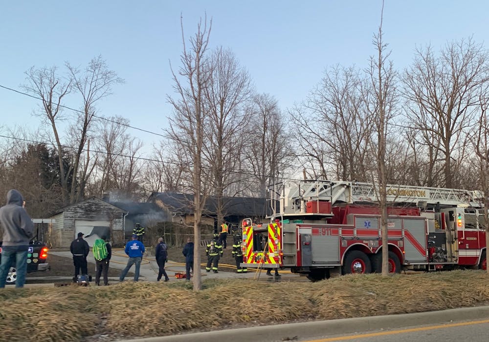 布卢明顿消防部门消防员3月3日工作，以得到一个空置的房子火灾在西第三街控制。一名BFD消防员表示无人受伤。