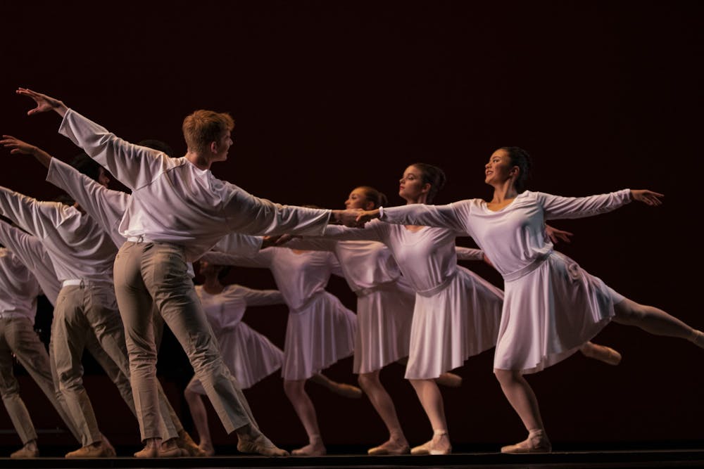2019年10月8日，雅各布斯音乐学院歌剧院和芭蕾舞剧院的舞蹈演员在排练演出的最后一幕时，为他们的演出《黑暗与光明》做准备