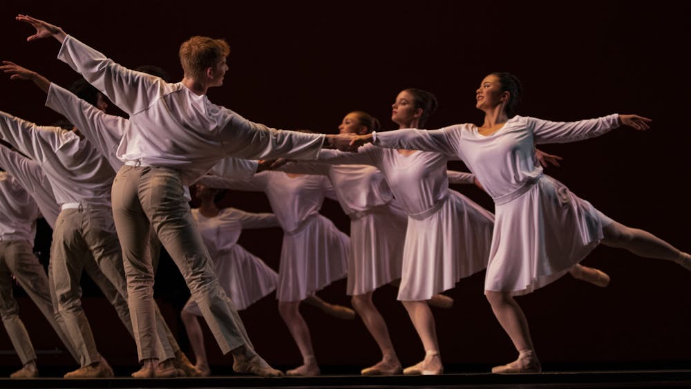 2019年10月8日，雅各布斯音乐学院歌剧院和芭蕾舞剧院的舞蹈演员在排练演出的最后一幕时，为他们的演出《黑暗与光明》做准备