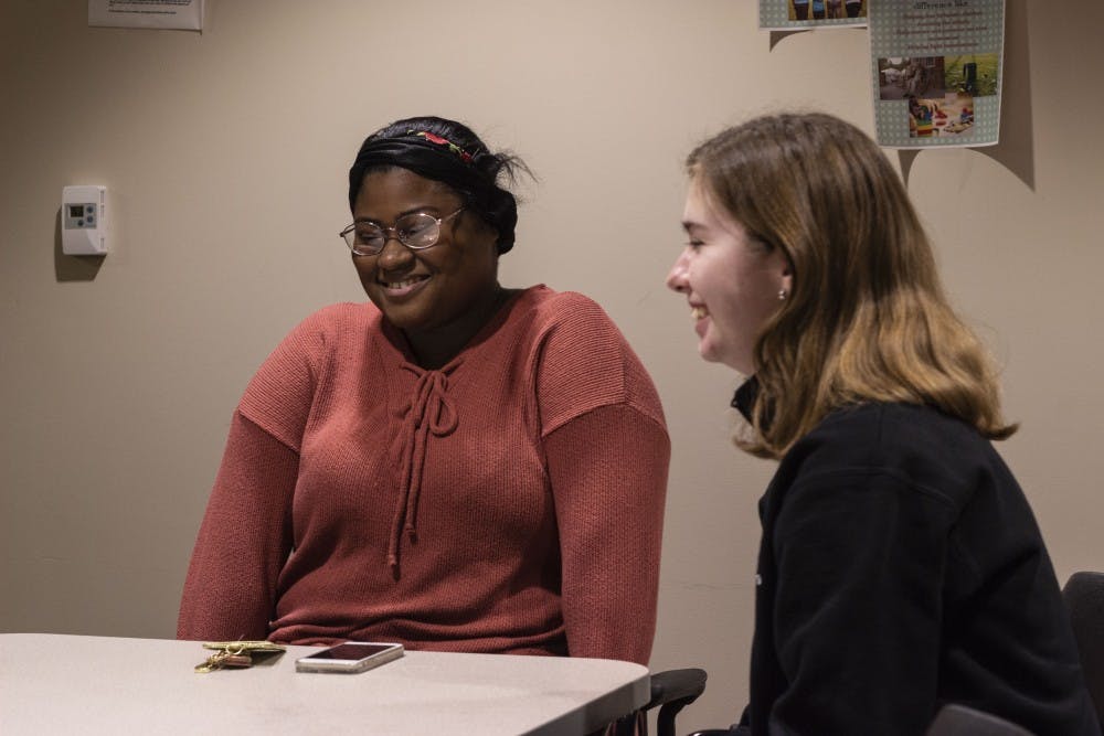 肖特尔·哈里斯和克拉拉·瓦伦丁谈论了他们为什么想成为教师。这两名学生都是教育专业的学生，他们都是Inspire Living Learning Center的一部分，Inspire Living Learning Center是IU面向未来教师的社区。
