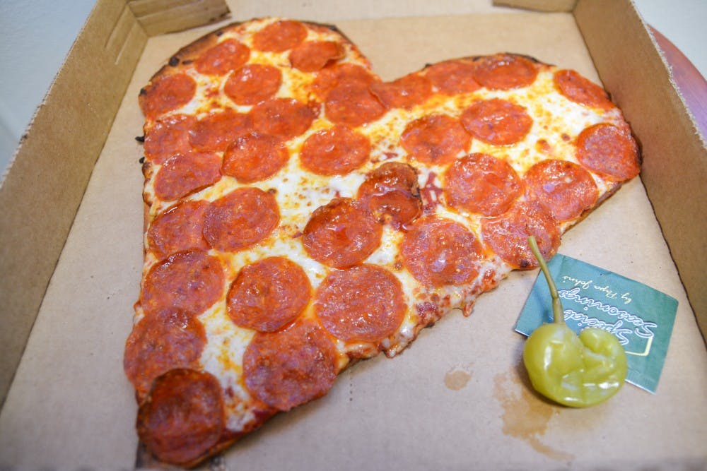 棒约翰在2月14日的情人节有心形的披萨。棒约翰餐厅每天都营业。