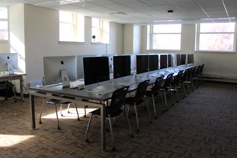 11月8日，在富兰克林大厅，电脑排成一排。停电影响了校园的几个地区。