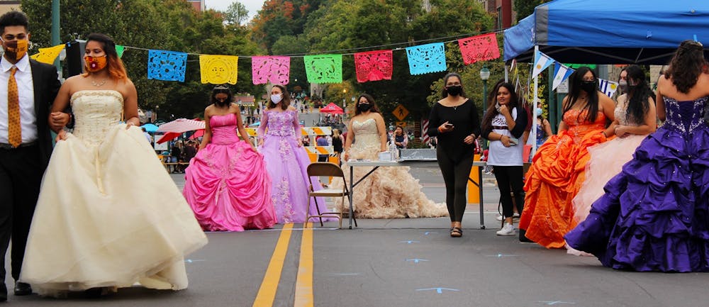 Quinceañera连衣裙模型圈围绕跑道9月26日吉尔科伍德大道。在他们的衣服下几个穿着箍裙子让褂子更多。
