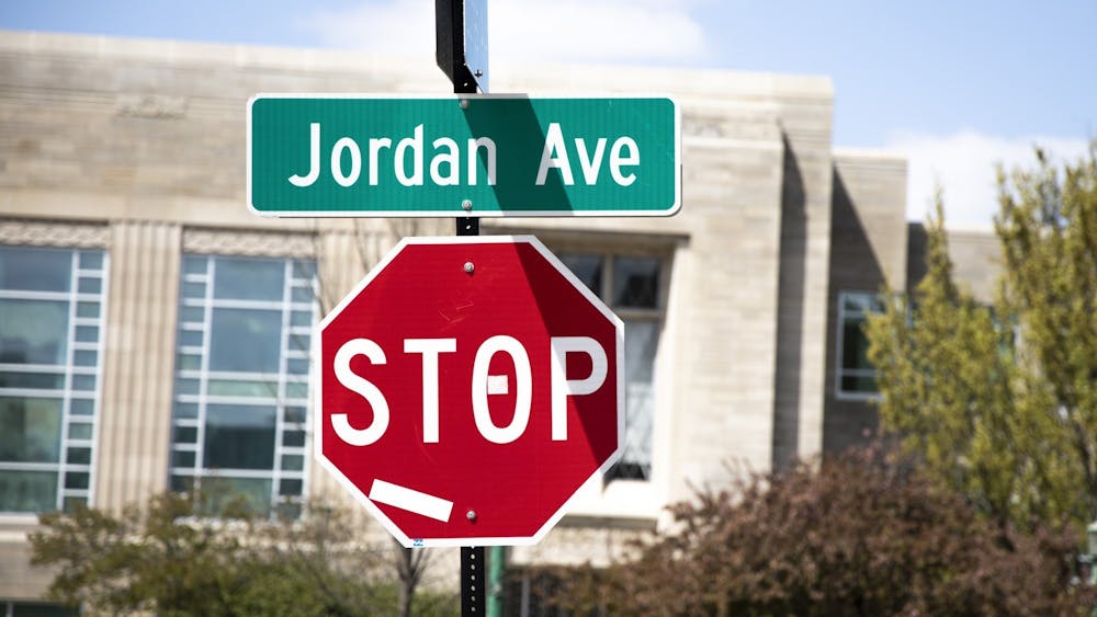 约旦大道的路标见2021年4月22日。周一，布卢明顿市一个特别工作组批准将约旦大道更名为伊格尔森大道。