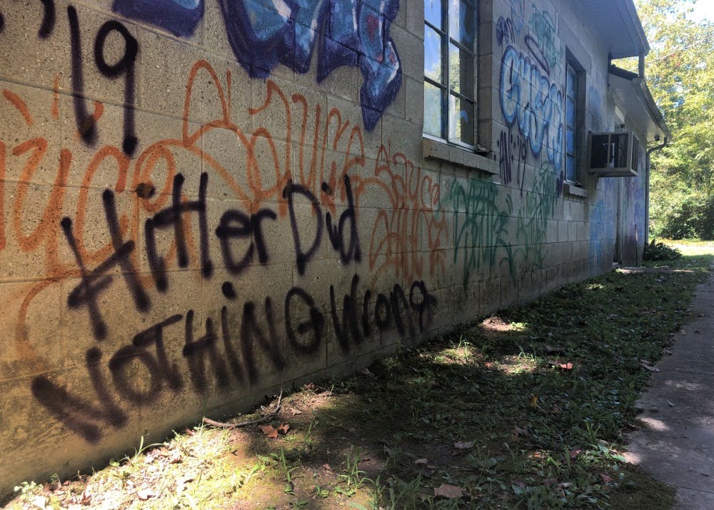 周一晚上，印第安纳州艾列茨维尔的荷兰老教堂的墙上写着“希特勒没做错什么”这句话。监控摄像头捕捉到两名男子用喷漆在大楼的前后和右侧，以及部分人行道、一个油箱和灯杆上涂鸦