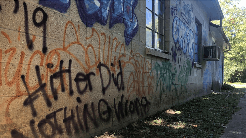“希特勒没有做错什么”这句话是周一晚上印地安那州埃勒茨维尔的荷兰老教堂墙上写的。监控摄像机拍到两名男子在大楼的前、后、右侧以及部分人行道、油箱和灯杆上涂鸦；