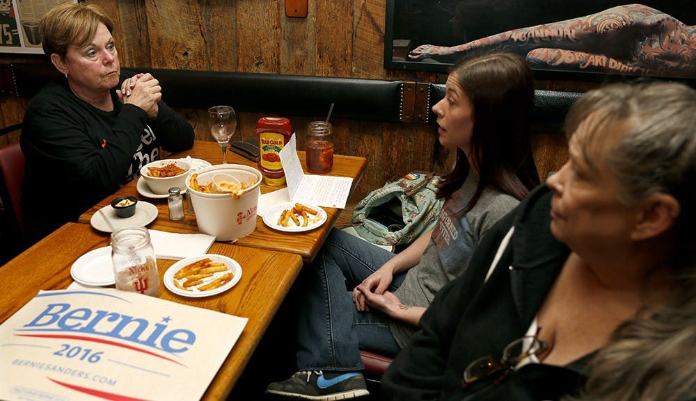 Ruth Simcox(左)、Jessica Martlage和shelley Martlage在CNN民主党辩论开始前谈话。布卢明顿的伯尼支持者开始了一场小组会议，观看辩论并支持伯尼·桑德斯。