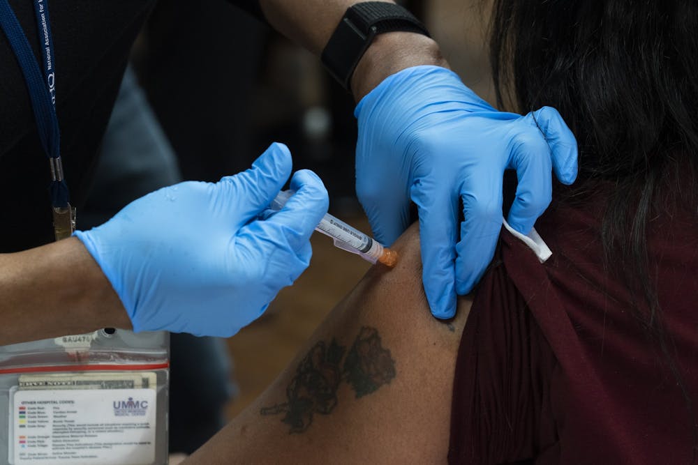 <p>医疗保健工作者注入了2020年12月21日的现代Covid-19疫苗，在德克萨斯州休斯顿的联合纪念医疗中心。</ p>